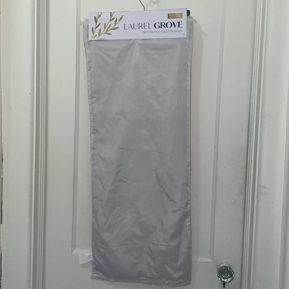 Laurel Grove table runner